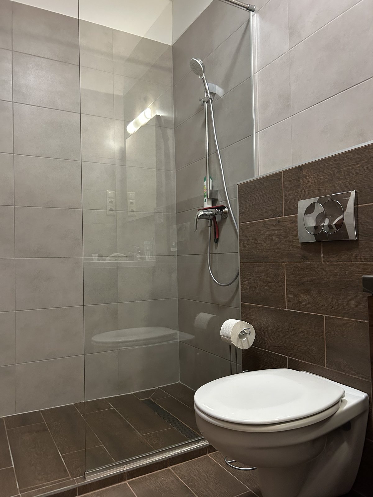 Nyitott zuhanyzó