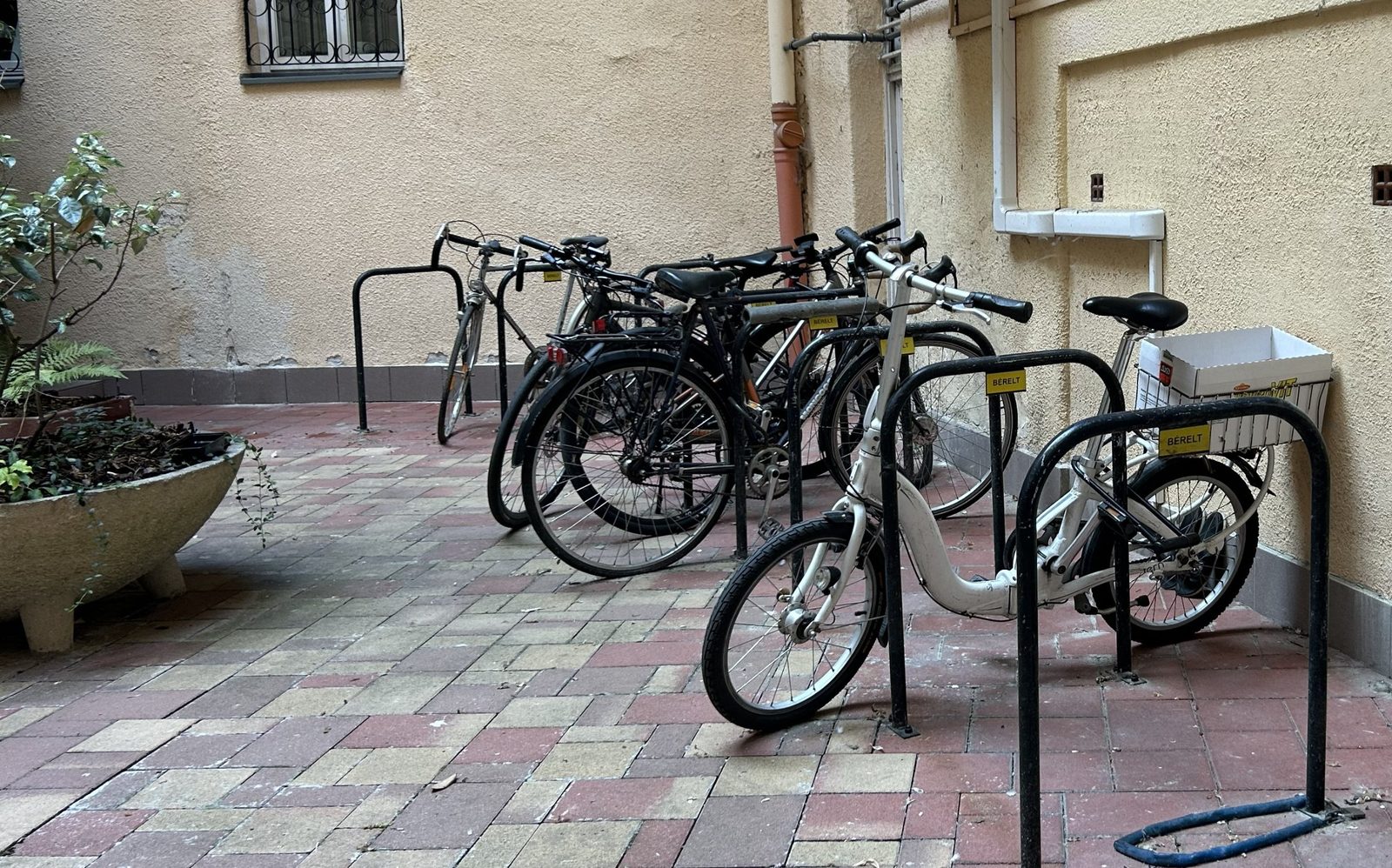 Kerékpártároló az udvaron